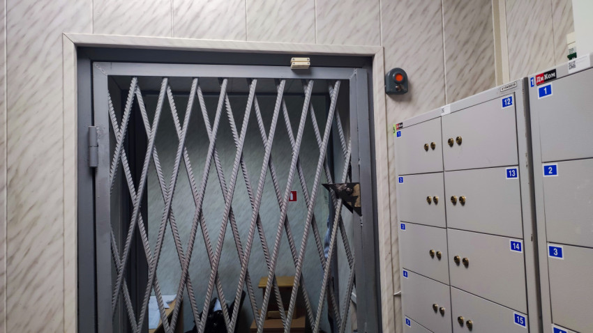 Металлическая решётка в банковском помещении