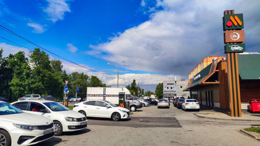 Парковка у заведения быстрого питания