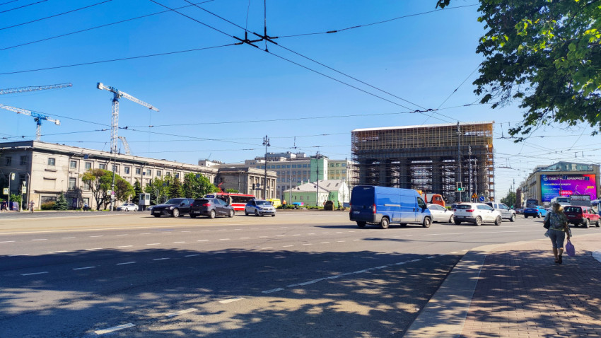 Московские Триумфальные ворота в процессе ремонта
