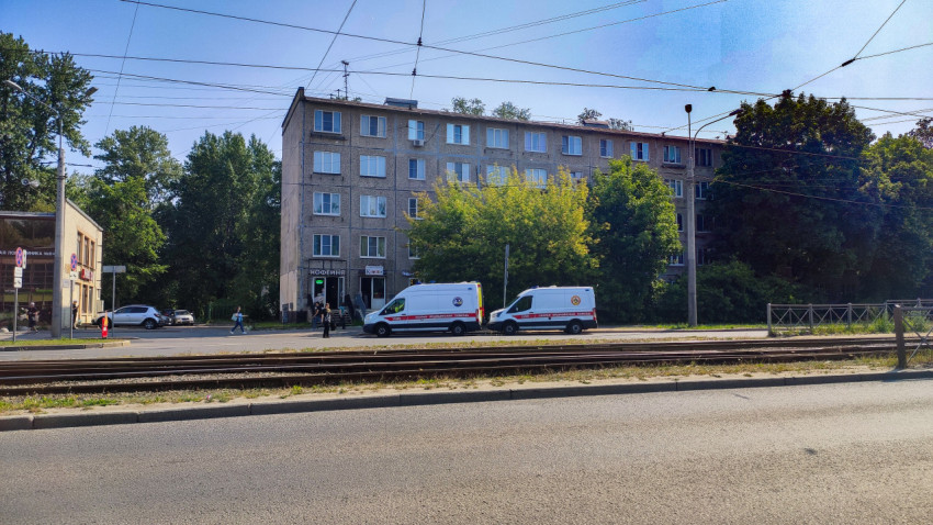 Жилой дом советской постройки и припаркованные автомобили