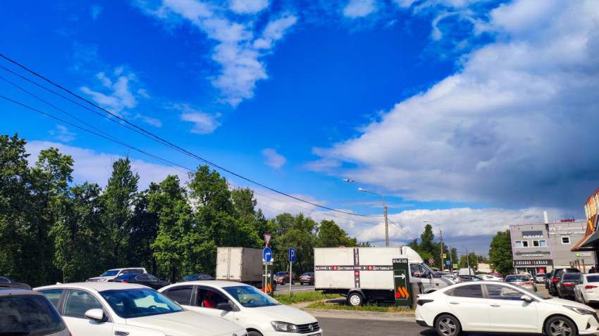 Автомобили на парковке у торгового здания