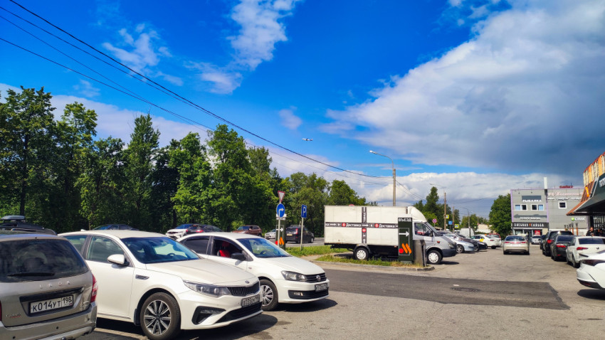 Парковка с автомобилями и самолет в небе