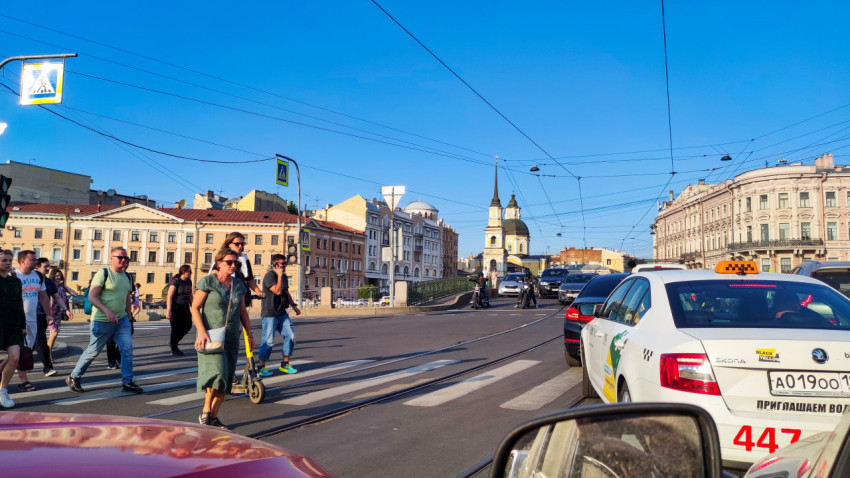 Пешеходный переход у храма Симеона и Анны на углу Белинского и Моховой