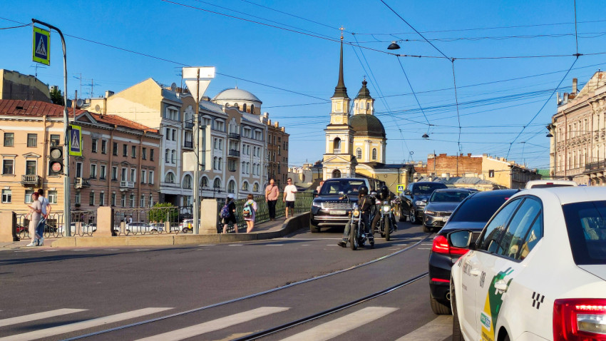 Движение транспорта у храма Симеона и Анны на Белинского и Моховой