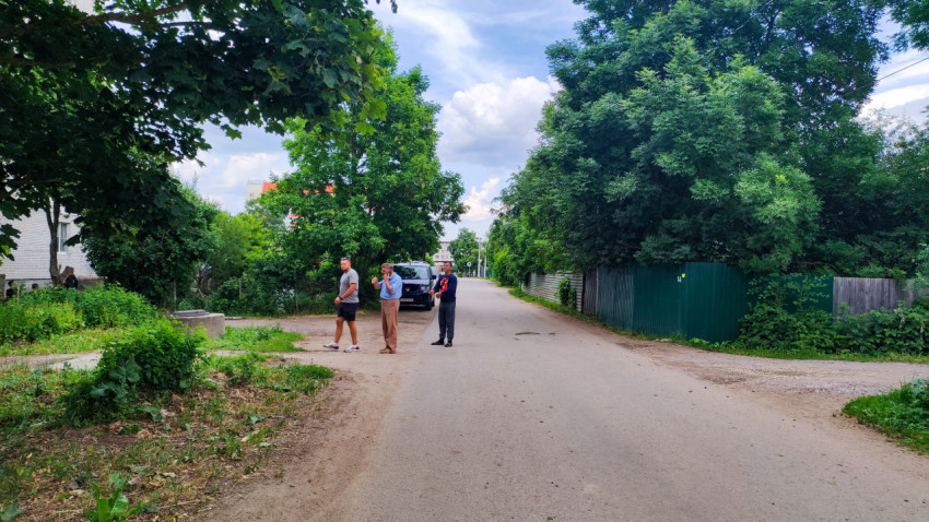 Группа мужчин на асфальтовой улице жилого района