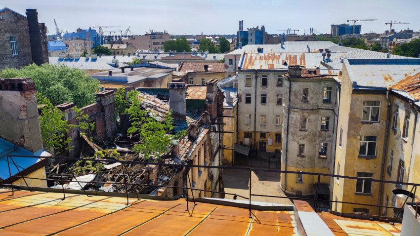 Вид на старый двор и разрушенные постройки с крыши