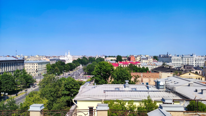Панорама центра Санкт-Петербурга с проспектом и исторической застройкой