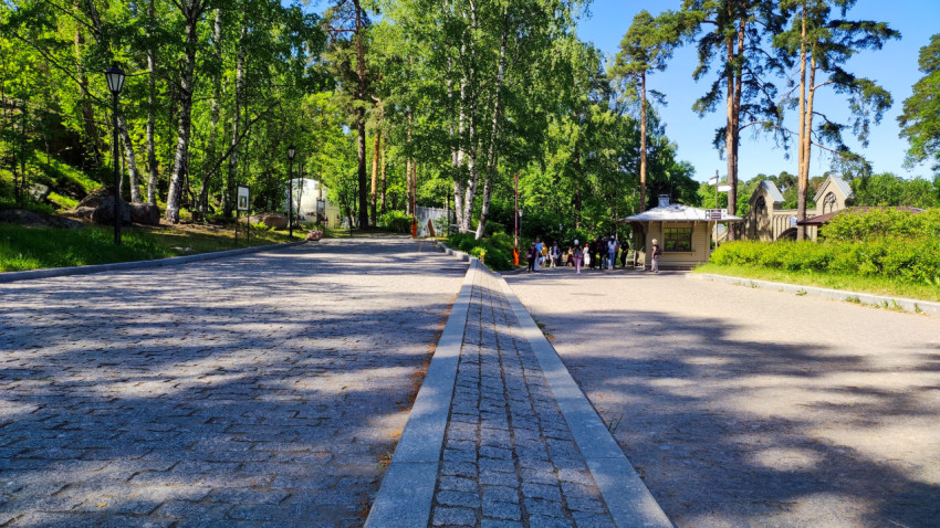 Центральная полоса из плитки на парковой аллее