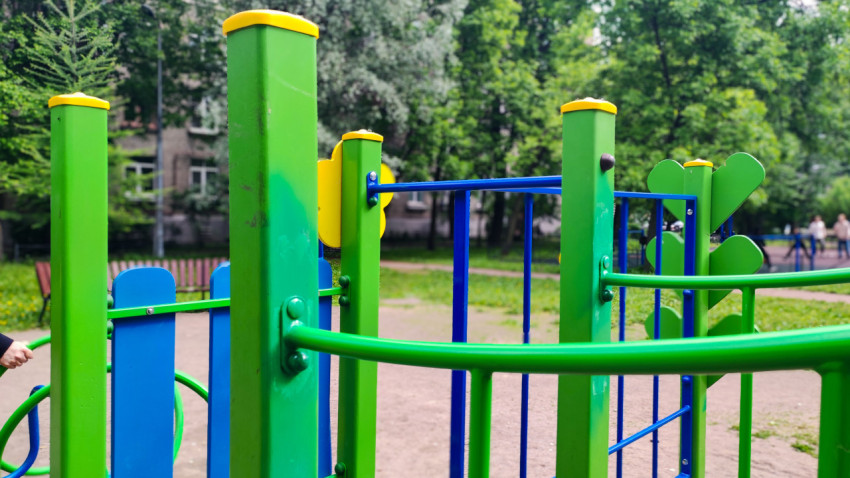 Игровая конструкция с металлическими элементами и ограждением