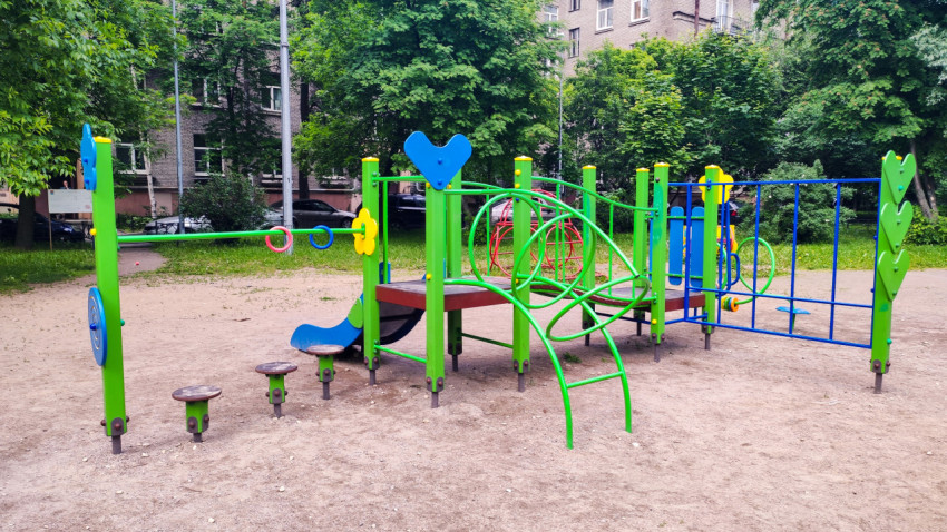 Детская игровая площадка с лазалкой и спортивными элементами