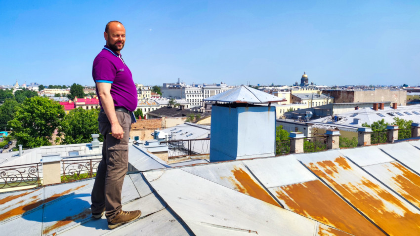 Мужчина на крыше здания в центре Санкт-Петербурга