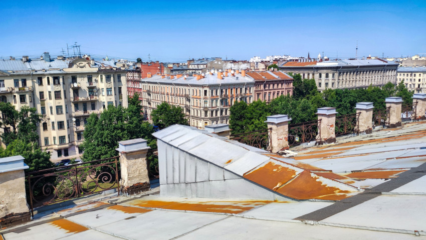 Крыши и доходные дома исторического центра Санкт-Петербурга