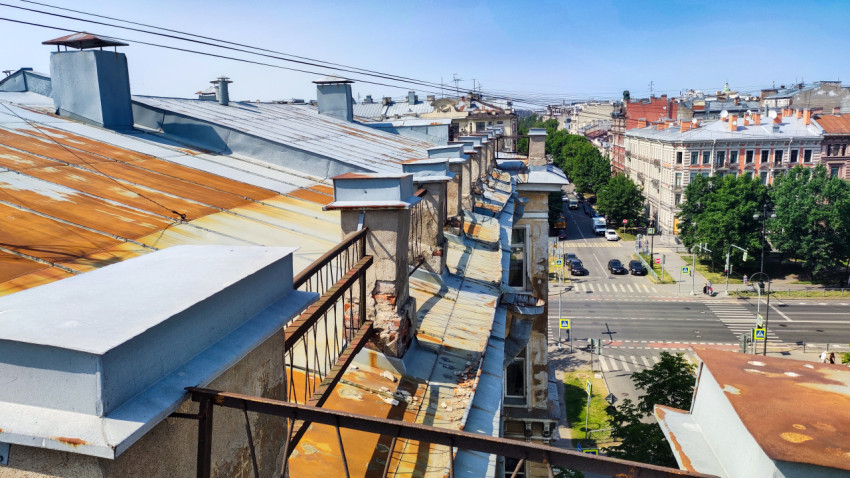 Панорама улицы и крыши старинных зданий Санкт-Петербурга