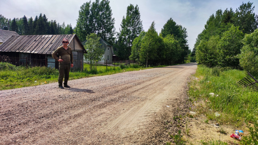 Мужчина на грунтовой дороге в деревне