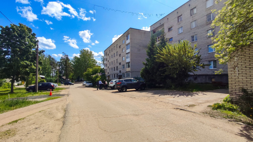 Улица у жилого дома с парковкой автомобилей
