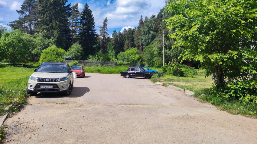Автомобили на дворовой парковке у жилого дома
