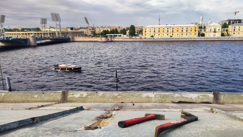 Лодка на Неве напротив исторических зданий