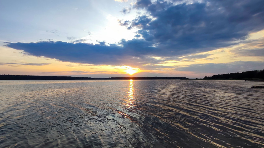 Закатное солнце над водной гладью