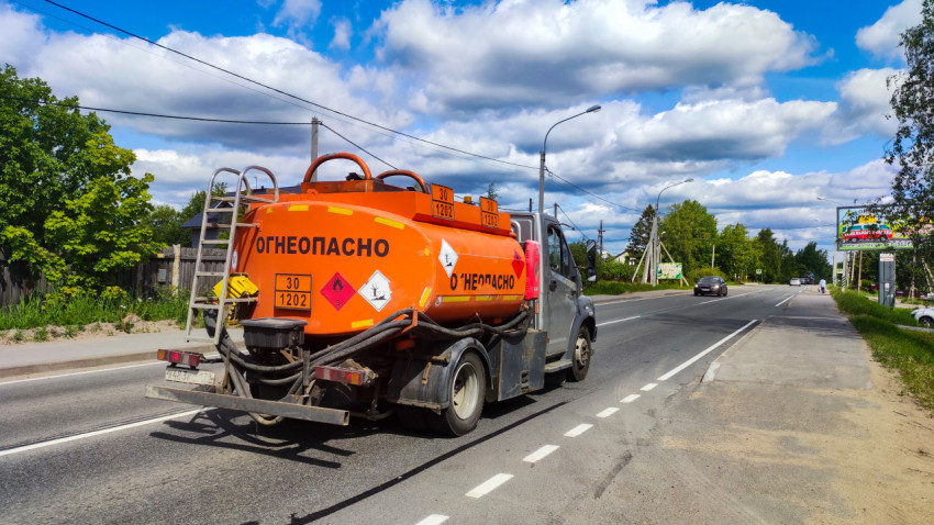 Дорожная автоцистерна с маркировкой «ОГНЕОПАСНО»