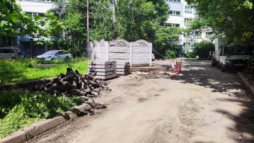 Склад строительных материалов во дворе жилого квартала