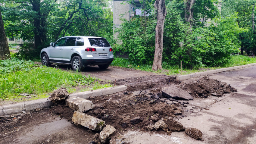 Демонтаж старого асфальта во дворе