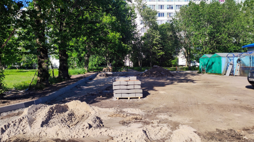 Укладка бордюрного камня во дворе жилого дома