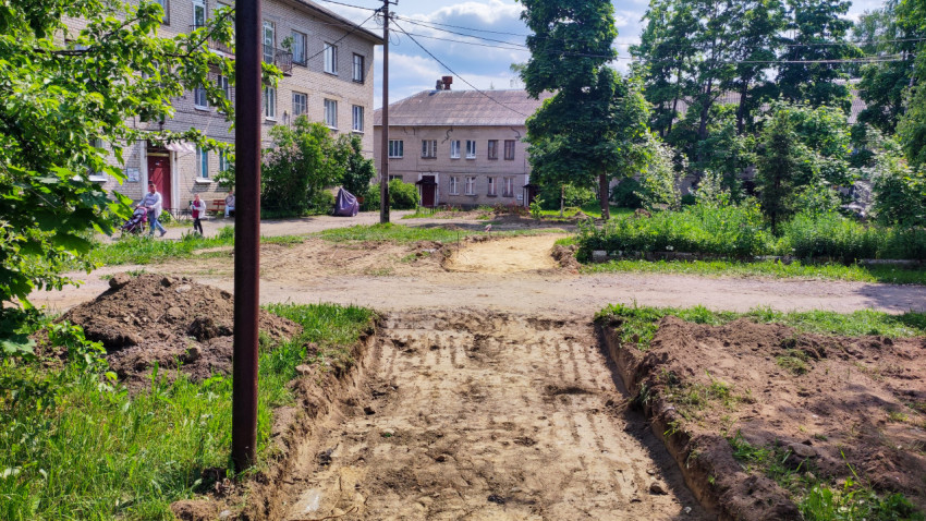 Подготовка дорожки во дворе жилого квартала
