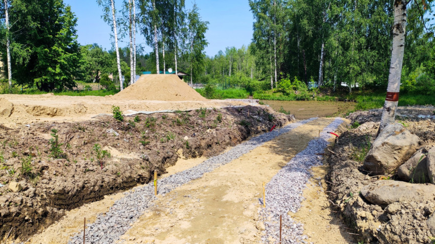 Строительная дорожка из песка и щебня в природной зоне