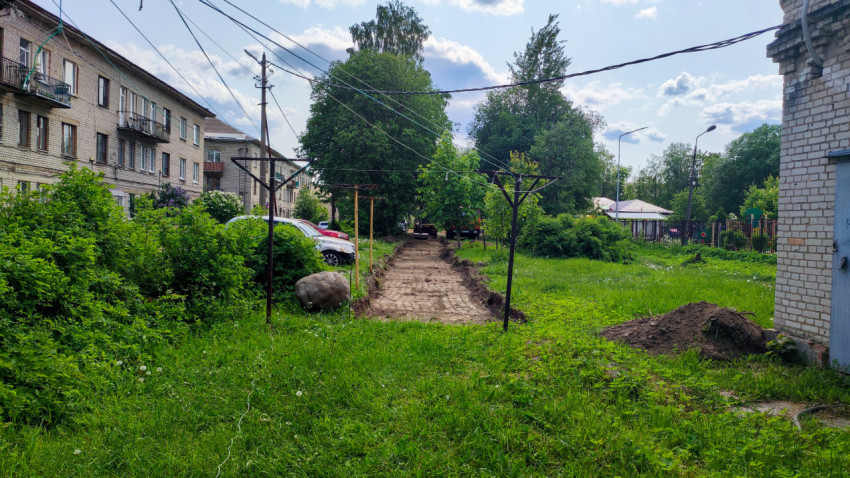 Подготовка дорожки во дворе жилых домов