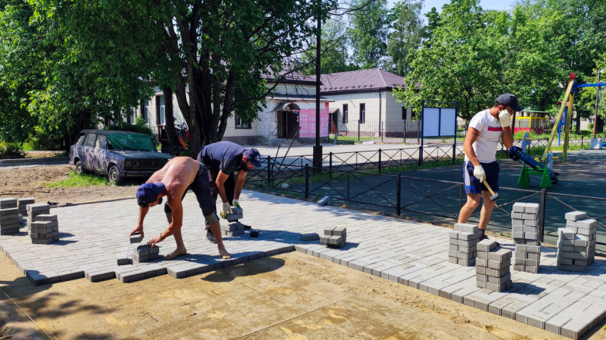 Рабочие продолжают укладку плитки на дворовой территории