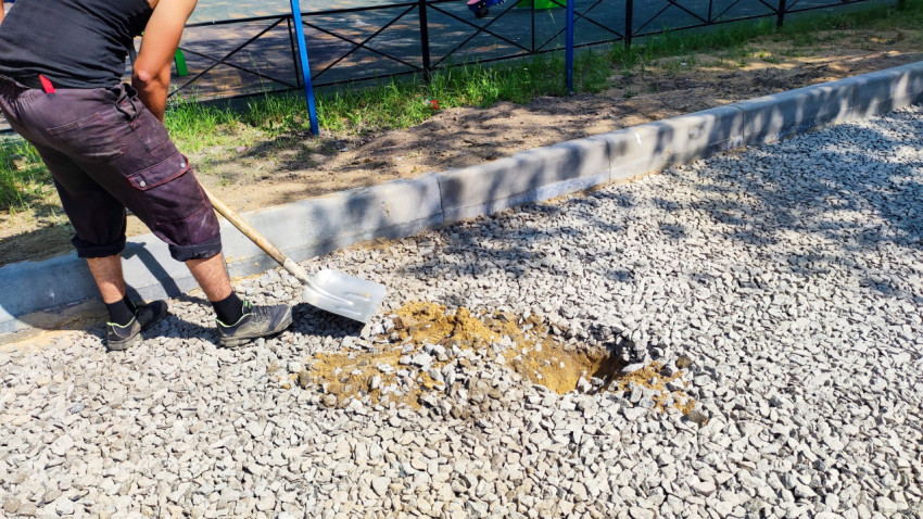 Выемка грунта в щебёночном основании у бордюра