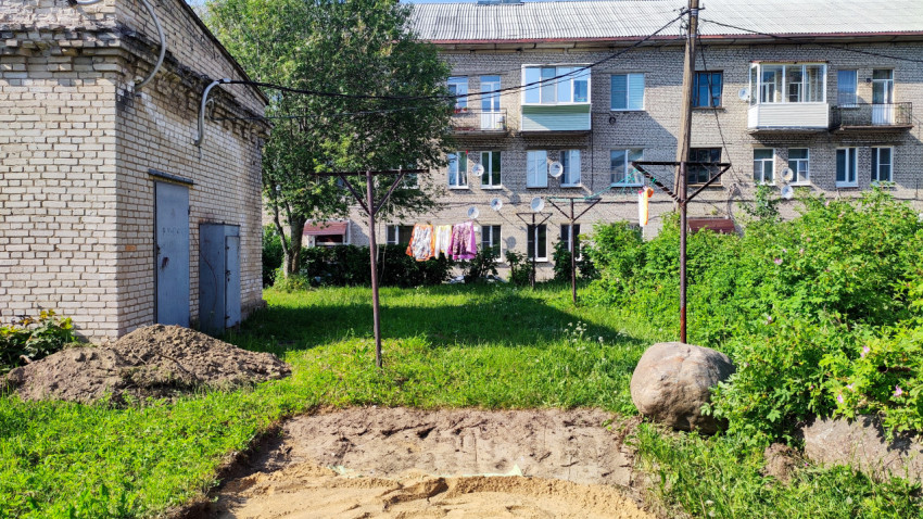 Начало устройства дорожки рядом с хозяйственной постройкой