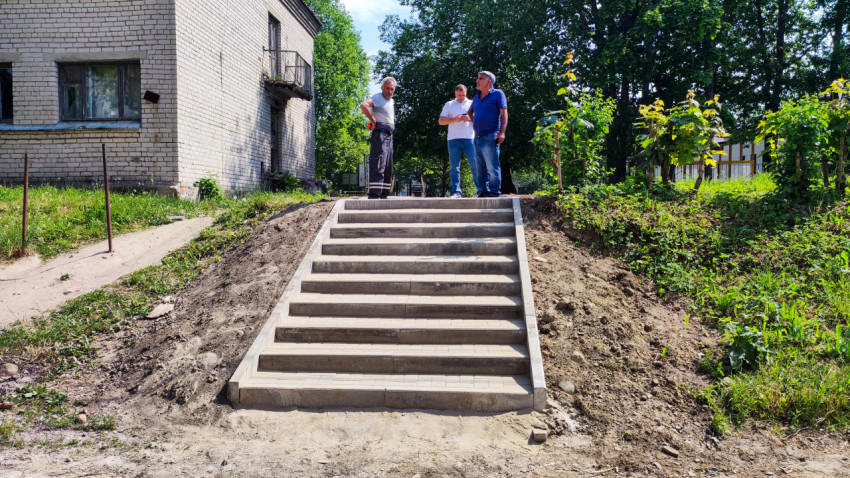 Новая лестница из тротуарной плитки у жилого дома