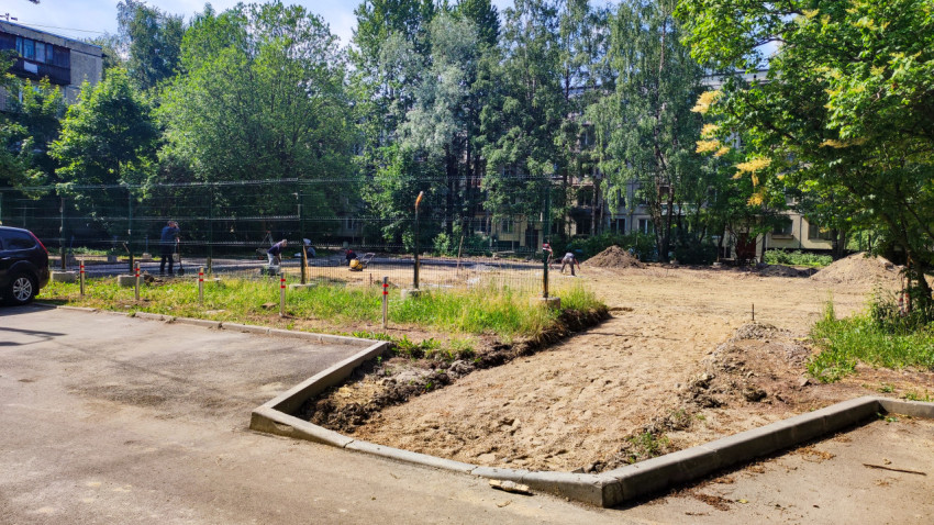 Земляные работы на ограждённой площадке во дворе жилого дома