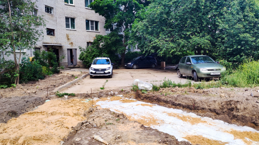 Парковка во дворе жилого дома рядом с земляными работами