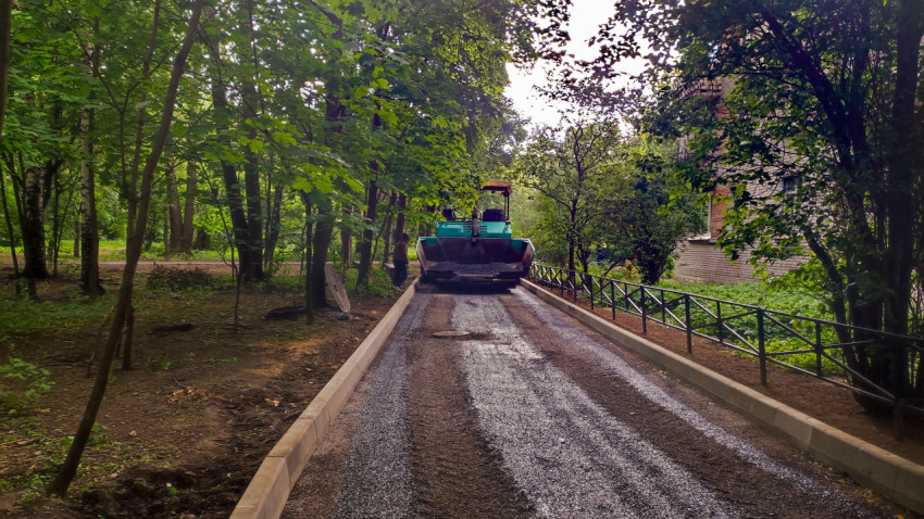 Укладка асфальта дорожным катком в жилом квартале