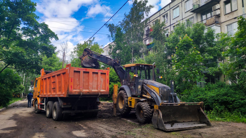 Погрузка грунта в самосвал при помощи экскаватора