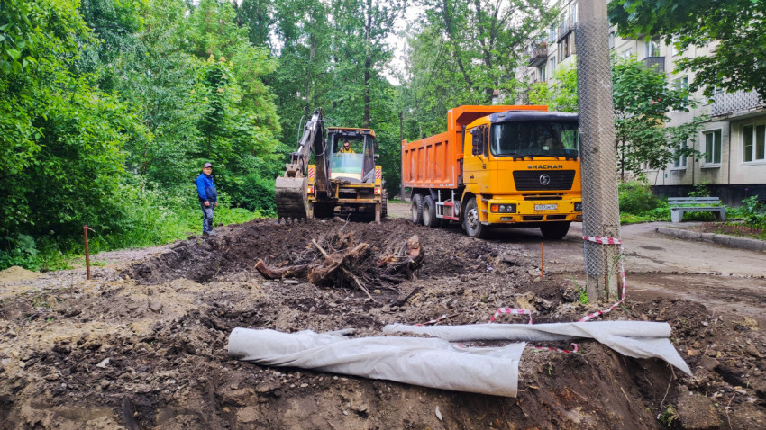 Экскаватор и самосвал на месте земляных работ