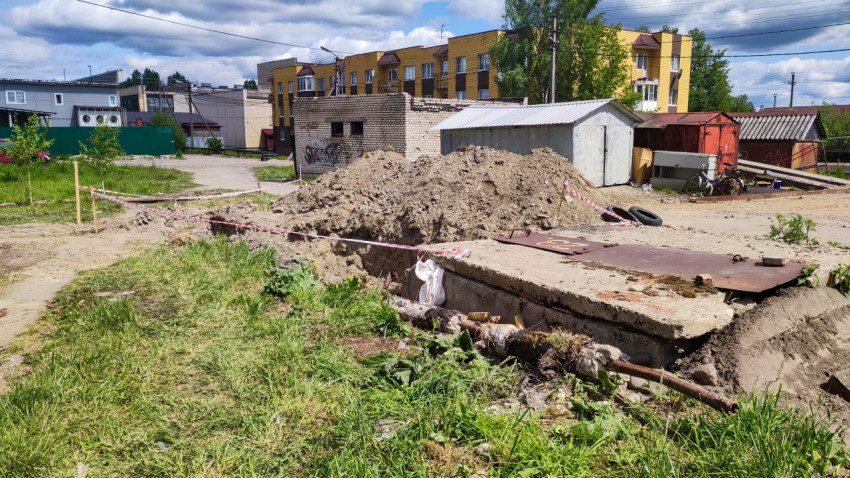 Раскопки коммуникаций во дворе с ограждением сигнальной лентой