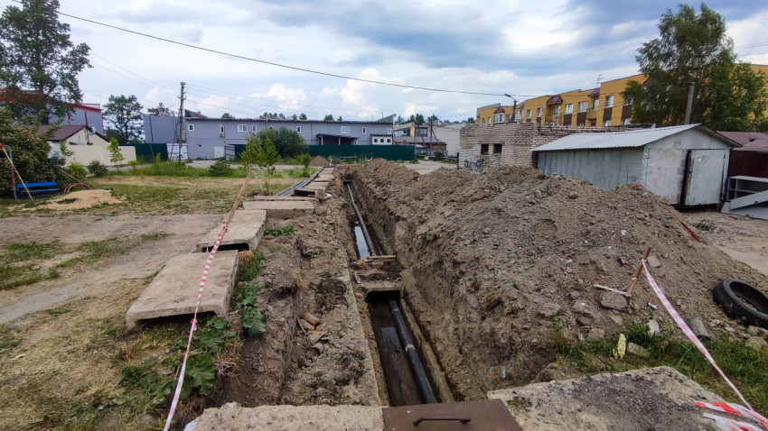 Траншея с проложенными трубами в жилом районе