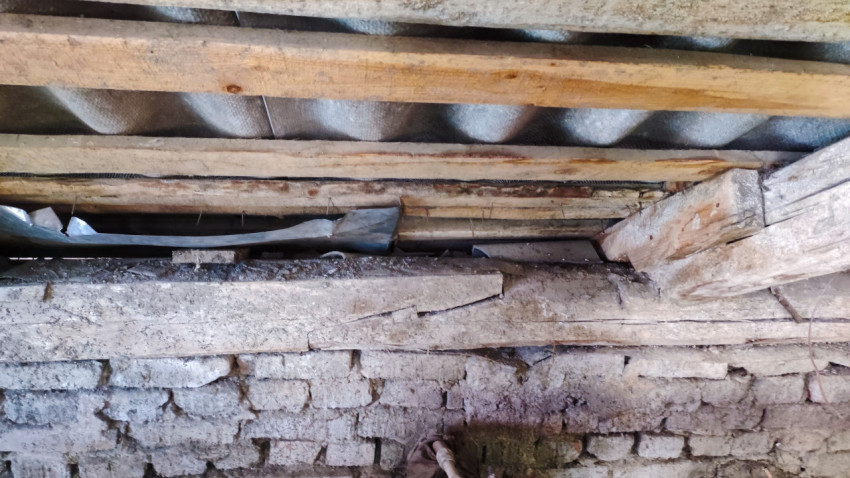 Внутренняя часть старой крыши с деревянными балками