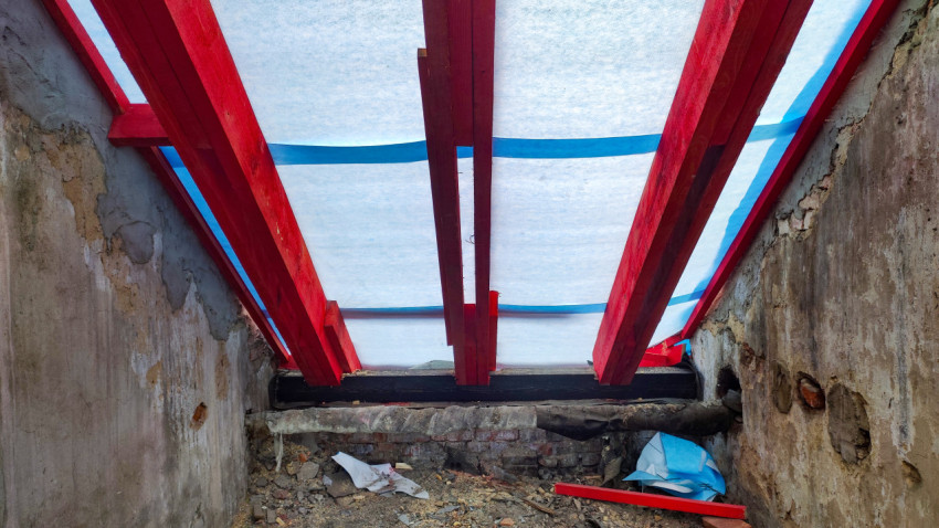 Новые стропила и гидроизоляция крыши в процессе ремонта