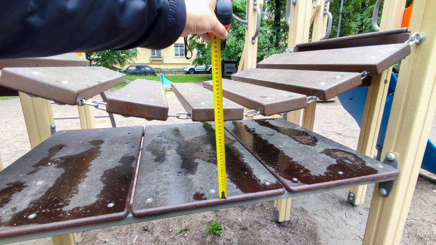 Измерение высоты подвесного мостика на игровой площадке
