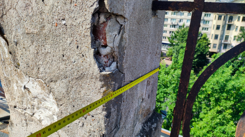 Повреждённая каменная опора с видимой кирпичной кладкой