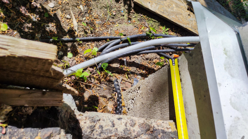 Фундамент здания с кабелями и рулеткой для замеров