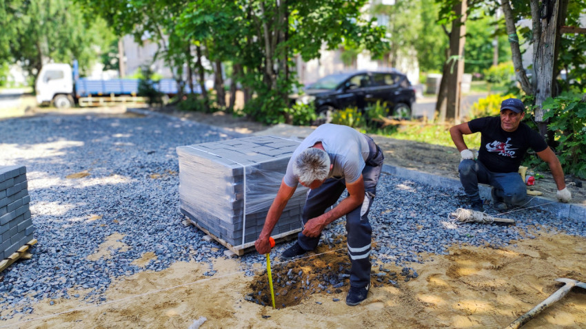 Измерение глубины основания под укладку плитки