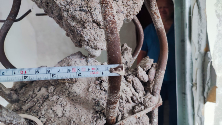 Замер поврежденной арматуры в бетонной колонне