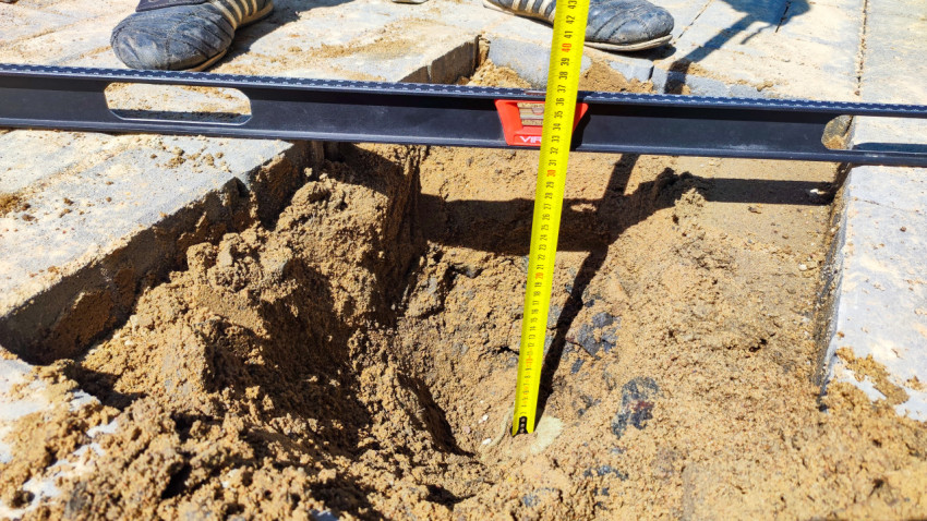 Измерение глубины ямы под плиткой