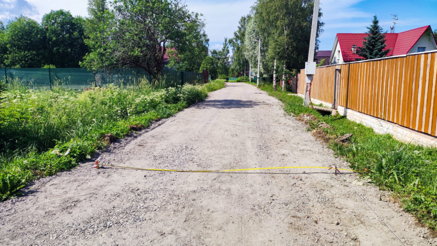 Измерение ширины грунтовой дороги при подготовке к ремонту