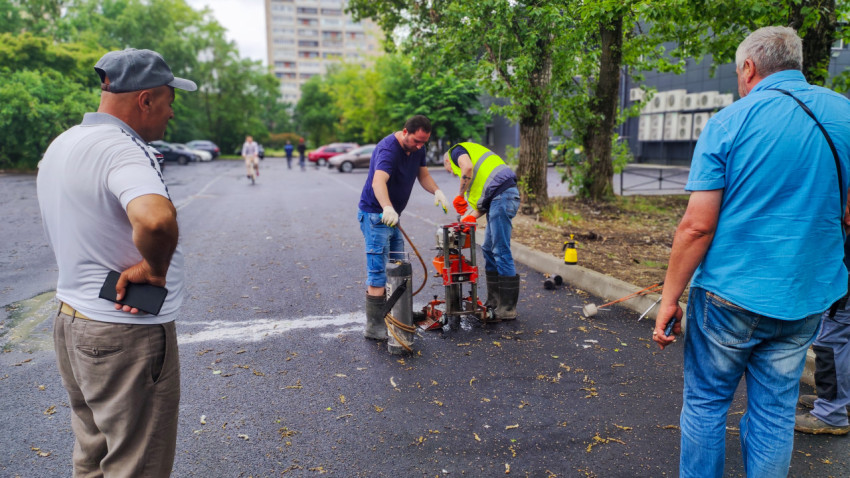 Контроль качества асфальта во дворе жилого квартала